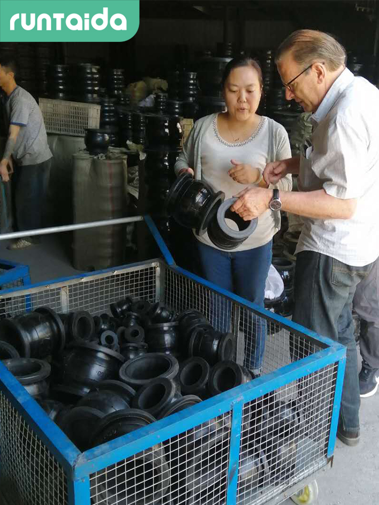 橡膠軟接頭（tóu）國外客戶訪廠驗（yàn）貨